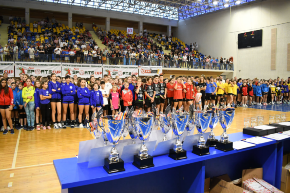 Trofee pregătite pentru echipele participante